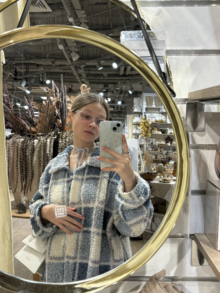 Прекрасная рубашка, давно хотела фактурную, теплую и голубую! Эта идеально подошла под мои запросы, но не идеально по размеру - размер М на рост 155 большеват, но меньшего размера не было. Ношу как пальто на улице и как накидку в офис, очень довольна!