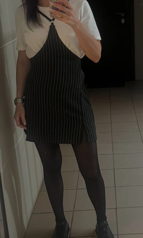 Качество супер, есть небольшой брак в крое, немного перекошено, на фото видно, что разрезы не совпадают, один уходит в бок, при хотьбе приходится крутить юбку по месту назначения, если бы сразу это поняла в пункте выдачи при примерке, то не забрала бы, хотя за такие деньги пусть будет, позже перешью в ателье.