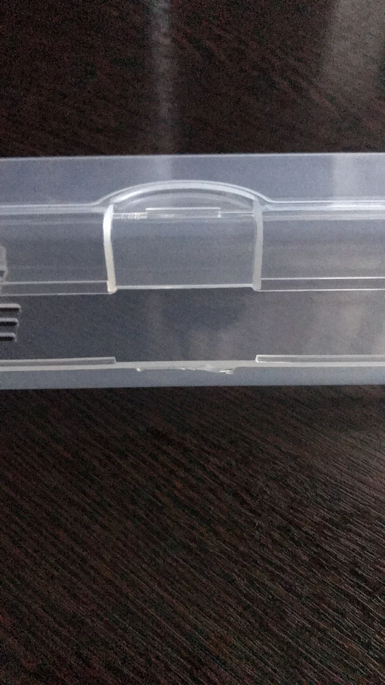 Футляр пришёл не пригодный для использования. Он не закрывается, сломан.