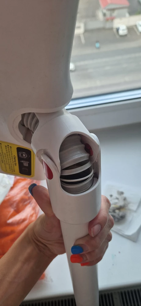 За пол года использования работал вроде исправно, но всасывание некоторых "соринок" оставляло желать лучшего... Обнаружила со всех сторон треснутую гофру 😪
Подскажите пожалуйста артикул данной запчасти 🙏🙏🙏
Или его можно относить на мусорку??
(Использовали аккуратно!)