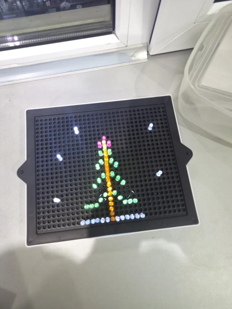 очень понравилась. Дочь сделала Елочку) Для работы нужно 3 батарейки. Готовую мозаику можно на ночь ставить как ночник, есть несколько режимов подсветки.