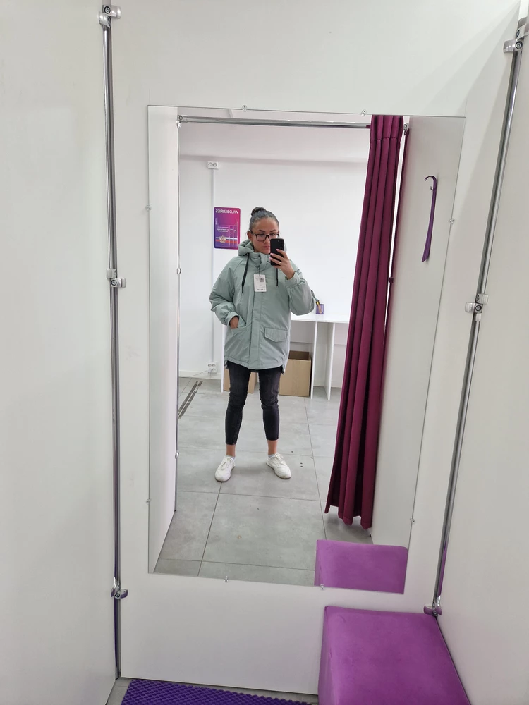 Куртка хорошая, не сильно толстая. Материал не плохой.