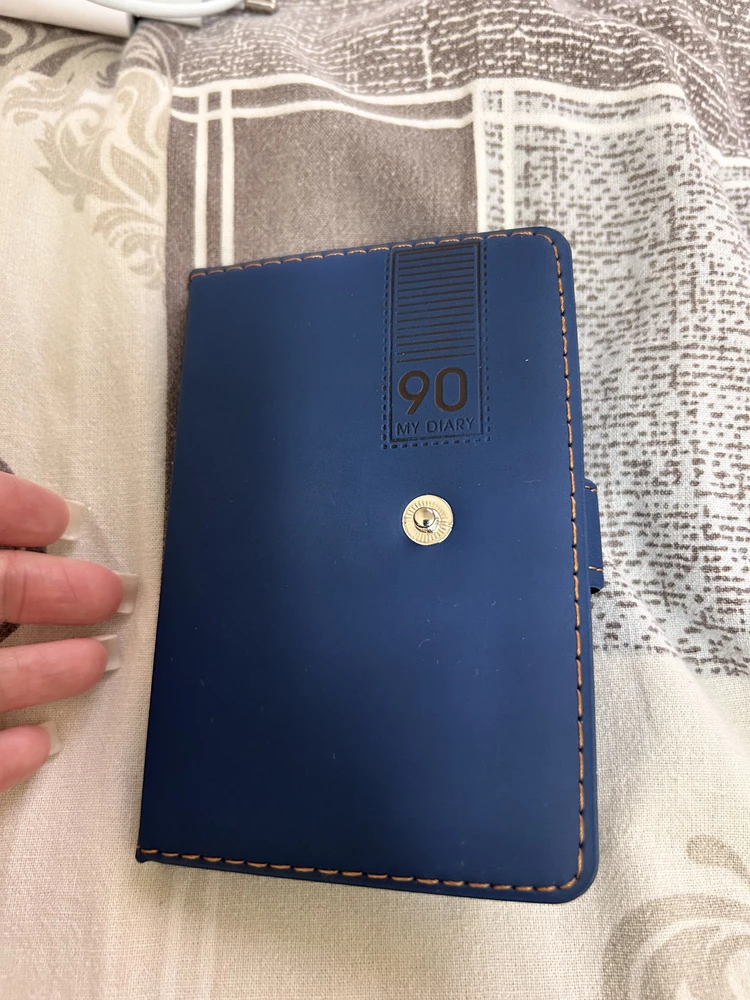 Внешне он очень красивый, приятный на ощупь, но внутри это просто ущербный вид, он не прикреплен к самому чехлу, но плюс в этом тоже есть, чехол можно оставить, листы заменить
Ну и типа подарка ручка, в которой почти нет чернил 😅