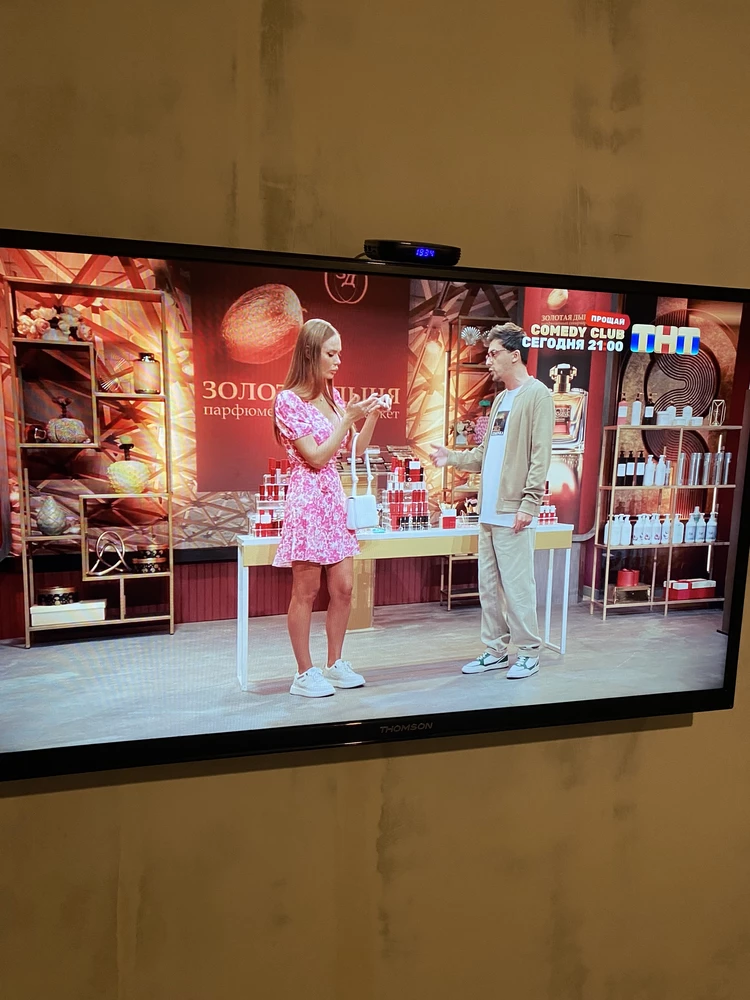 Приставка Топ! Брал за 3тр!
Работает реально быстро!
Не греется! При просмотре фильмов еле теплая 👍
Надо заказать пуль аэромышь и будет совсем хорошо!
 Единственное, думал может надо было купить такую на  *** !?! Там они уже с взломанными кинотеатрами и приложениями продаются!

Но через вб проще 🤷‍♂️
А фильмы можно в приложении Zona посмотреть! Оно предустановленно, как и онлайн ТВ!
Короче пока работает! Неделя!! Полет нормальный!