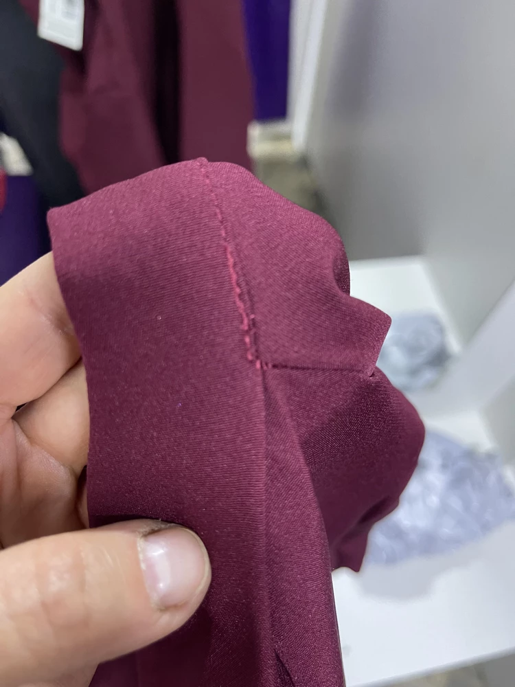 Ну что сказать, долго ждала его (( по порядку - ну то что маломерит, уде все знают и на свой 44-46 мне 48 тоже мал, я даже застегивать не решилась, потому что молния очень слабая, хлипкая, нужно вшивать качественную, так как постоянно растягиваешь. И вообще как писали выше в отзывах ставить с боку. Как видете на фото очень плохо сшито, криво и нитки торчат. В зоне груди вме сморщивается, не ровно. Китайские вещи гораздо качествее. С каждой вещью с валберес разочаровываюсь в производителях с России. Лучше подороже вещь сделать и продать и не стыдно было за качество. Пойду по магазинам, так надежнее.