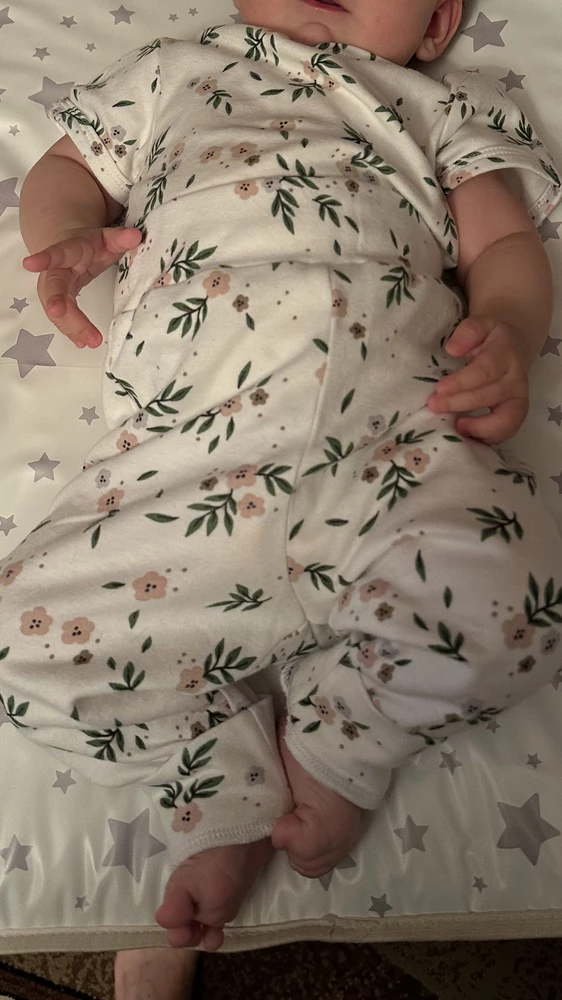 Комплект футболок хороший, брали комплектом. Мягкие, красивые, не растягиваются, берем уже 2 раз. Рост 63 чуток большиваты.