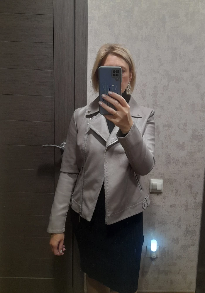 Отличная куртка, на 44р заказала 2XL, смотрится не дешево, запаха дермантина нет, фурнитура хорошая, швы ровные, а за 2500 - это вообще подарок. Рекомендую.