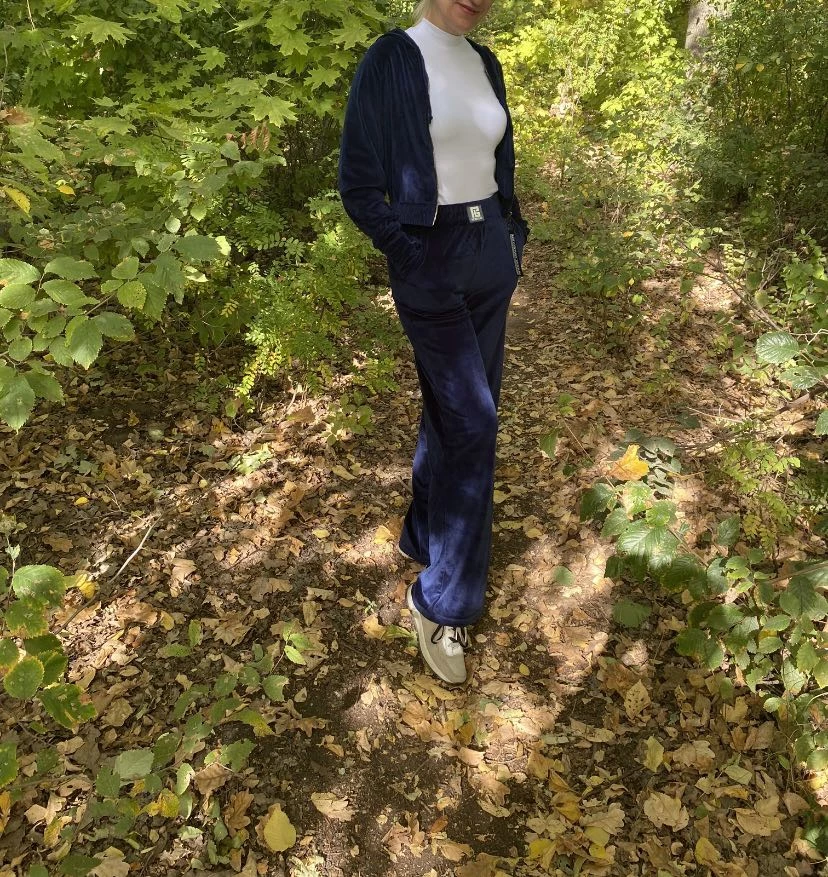 Костюм супер, я в него влюблена. Мой рост 170 см, заказала 46/175, на штанины кроссовками не наступаю.