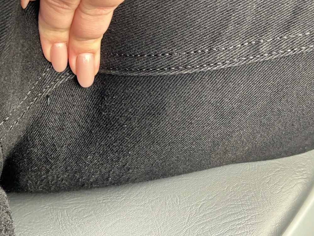 Приходят очень длинные , приходилось подшивать, качество г»вно , посмотрите на фото - 2 день надела ..