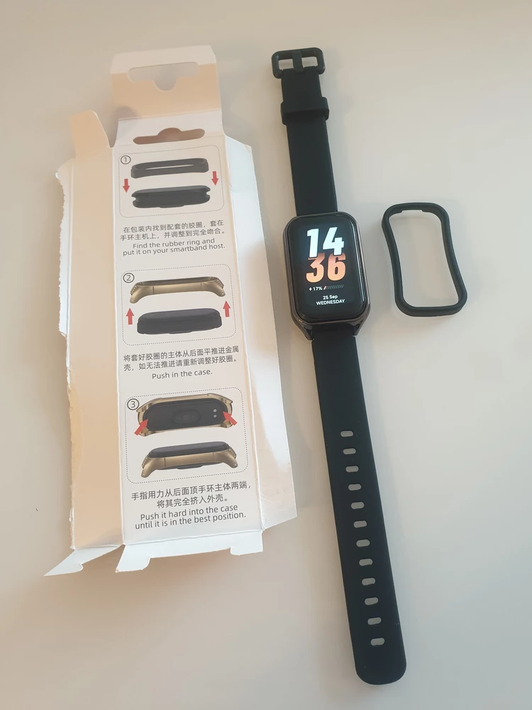 На браслет Xiaomi Smart Band 8 Active отлично подошёл. Инструкция есть на внутренней стороне коробки, и чтобы браслет держался нужно вставлять его вместе с накладкой (запасная идёт в комплекте). Ещё учтите, что металлическая тут только окантовка вокруг браслета, а застежка на ремешке пластиковая, если для кого-то это важно.