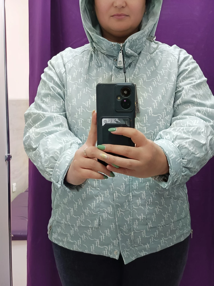 Отличная куртка, цвет светлее чем на фото, нл всё равно красивое, молодежное