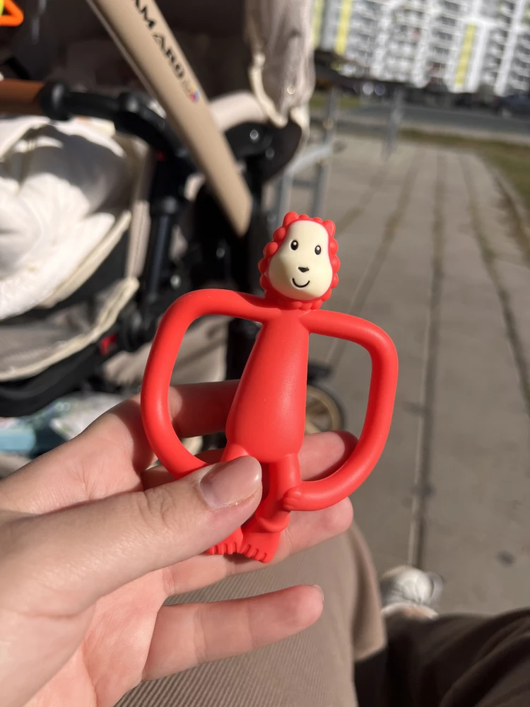 Классный грызунок, легкий и удобно держать в маленькой ручке. Дочке 3 месяца, грызет и держит его на ура 🙂 кинула в стерилизатор, с ним ничего не случилось)