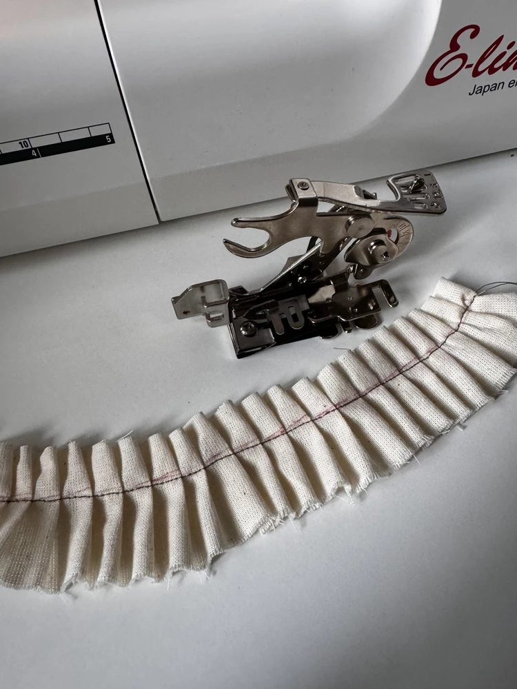 Интересный агрегат. Установила не с первого раза (у меня машина Janome) и приноровилась не сразу. Но в итоге полись симпатичные складки. Результатом осталась довольна.