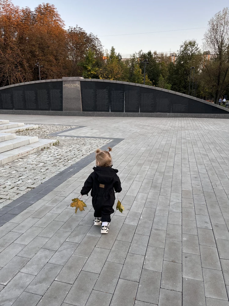 Немного обидно, что именно нам достался комбинезон из старой партии - без лямок и светоотражателя, но для меня это не принципиально) 
Ребенок в восторге, я в восторге. Краш тест и тест на промокаемость пока не проводили🙈