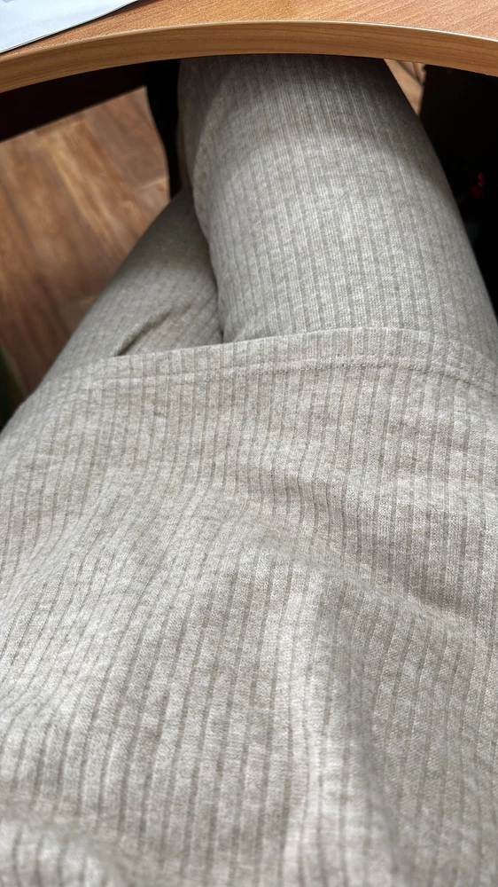 Ношу М взяла размер 42 соответствует описанию, немного овер. Заказала еще в черном цвете🙌 продавцу спасибо! Товар однозначно рекомендую к покупке! Заказывала у других продавцов, с этим не сравнятся, все вернула, этот выкупила😍