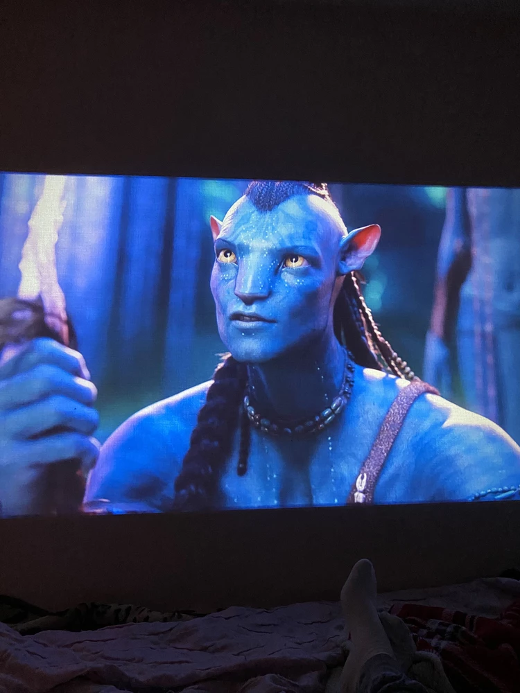 Не первый мой проектор . До этого сталкивалась с проблемой фокусировки у других проеторов ( либо по центру с замыленными краями , либо наоборот) , но тут картинка одинаково чётка на всём изображении , замылений нет вообще . Пользуюсь через hdmi + своя акустическая система . Мелкие объекты на заднем фоне видно тоже чётко . И наконец ЕСТЬ ПОЛЬЗОВАТЕЛЬСКИЕ НАСТРОЙКИ , которых так не хватало , можно изменить чёткость/яркость/контраст и тп, на пульте есть кнопки регулирования фокуса , но автофокус тоже работает отлично . Ну и само качество изображения просто пушка . На видео/фото 2 метра от стены .