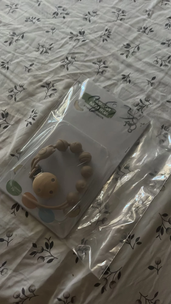 Пришел прорезователь в хорошей упаковки . Отлично подойдет и на 🎁
Качественный и крепкий
