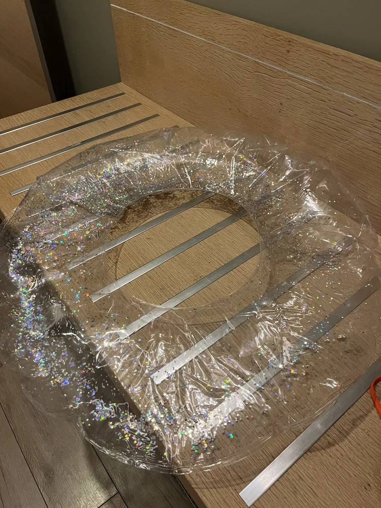 Круг пришел испорченный. Сдулся сразу. К сожалению, обнаружила только на море. Отправился в мусорку, так не разу и не использованный. 
Очень жалко денег