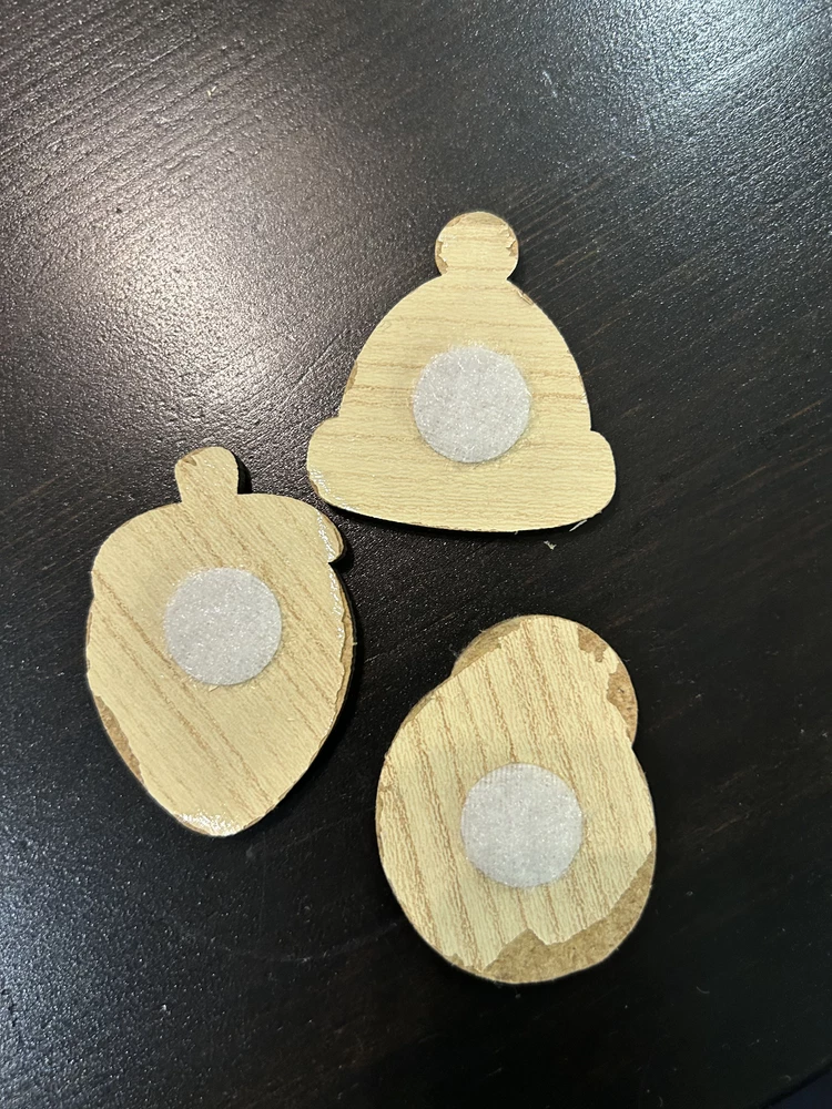 Игрушка интересная. Ребенку очень понравилась. Но! Качество оставляет желать лучшего. Материал вспучивается. Краска/ покрытие отваливается мелкими кусками. Для маленького ребенка который тянет все в рот это не безопасно.