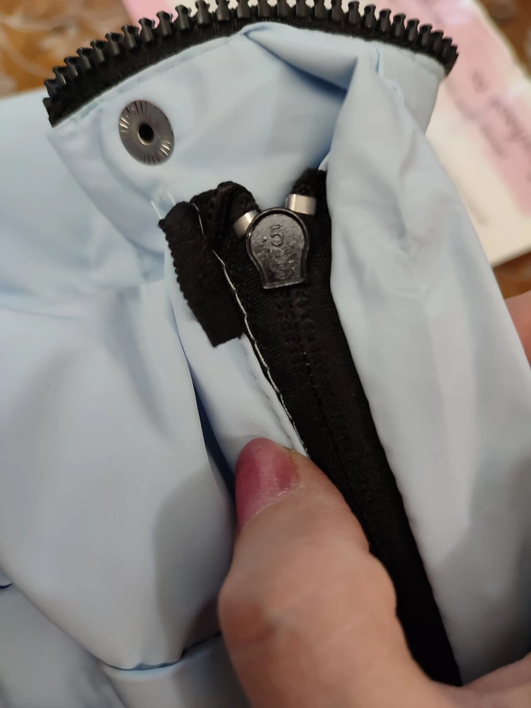 Понравился фасон, цвет, в размер, подарок получила. Уже дома увидела пошив ужасный! Капюшон прошит криво, молния в нём же коряво, местами нитки торчат, в воротнике неравномерно расположен утеплитель! Настроение испорчено! Кто так шьёт! И где отдел качества! Хочется платить деньги за качественный товар! Буду как то исправлять.