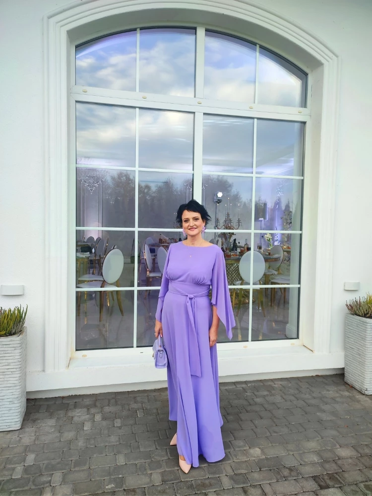 Сказать, что это платье красивое - это ничего не сказать! Оно просто бомбически красивое! Брала на свадьбу сына, получила множество комплиментов. К платью дополнительно заказывала серьги арт5223_9640 и сумочку арт16432_9739. В целом образ мамы жениха удался. Само платье в размер, летяще-струящееся, на мой рост 168 и каблук 8 см почти в пол. Размер соответствует, цвет очень насыщенный, красивый лавандовый. К покупке рекомендую.