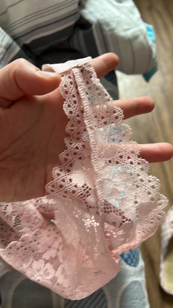 Сама посадка не высокая,от зоны паха трусы идут не высоко,а как обычные,но сами трусы высокие,самая главная зона очень узкая,подойдет не всем,ну и швы,у меня,видимо,слишком чувствительная кожа,очень трут швы и плохо обработаны,но есть один плюс,по бокам они не давят