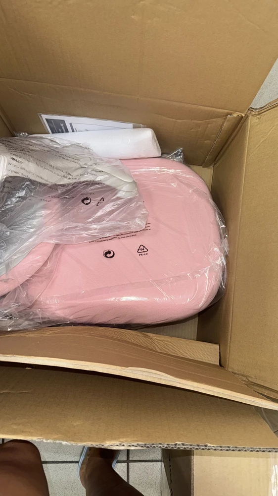 Стул очеоь удотный ,маневреенный ,цвет приятно розовый