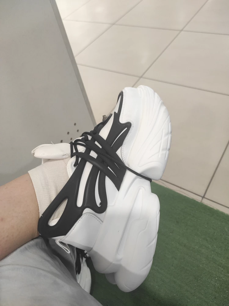 Кроссы клёвые, беру уже такие вторые, только уже в другом цвете, смотрятся массивно, но именно то, что мне нравиться, очень удобные, немного жёсткие, но зато держат форму долго. Берите, не пожалеете