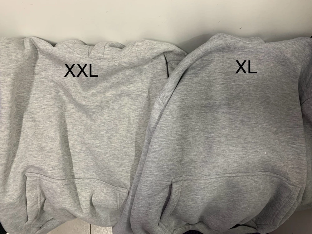 заказала 2 одинаковые толстовки xl и xxl. 
1: xl оказалась больше xxl
2: это просто две разные вещи. начиная с качества, заканчивая цветом. 

XL- удобная, плотная, подойдет на холодное время года, НО, была оторвана резинка снизу, капюшон настолько маленький, что голова туда не влезла(хотя я вроде не мегомозг и голова у меня маленькая, волосы не пышные и не густые) крч очень маленький вырез.
 
XXL- это просто п****ц! мало того что цвет другой ( хотя цена одна) так у нее еще и фасон совсем другой. она тонкая, узкая и МАЛЕНЬКАЯ. рукава короткие очень сильно, цвет грязные, материал неприятный

взяла бы XL если бы не капюшон и дырка

не советую заказывать у данного продавца олежду, мало того что оье толчтоыки поишла с задержкой в 3 дня, так еше и оказались такого качества(