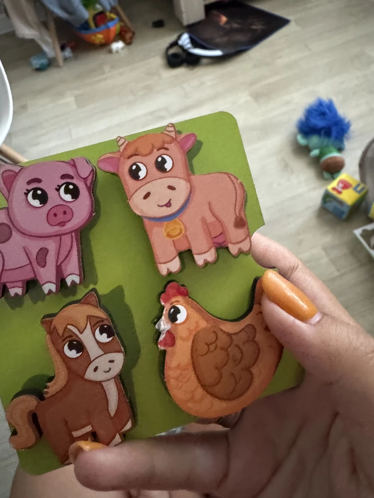 Стоило ребенку чуть намочить слюной (даже еще не взял в рот) уже клюв у курочки размазался, обычная бумага на дереве. Можнр было бы заламинировать или придумать еще какое-то решение.