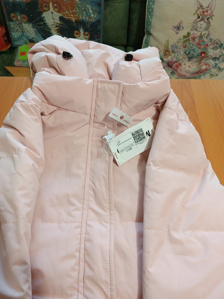 НЕ внимательноо посмотрела куртку перед примеркой, стала примерять, а там вот такие пятна жирные. Претензию создала, буду ждать решение вопроса о возврате. Будьте внимательны при осмотре данного товара.