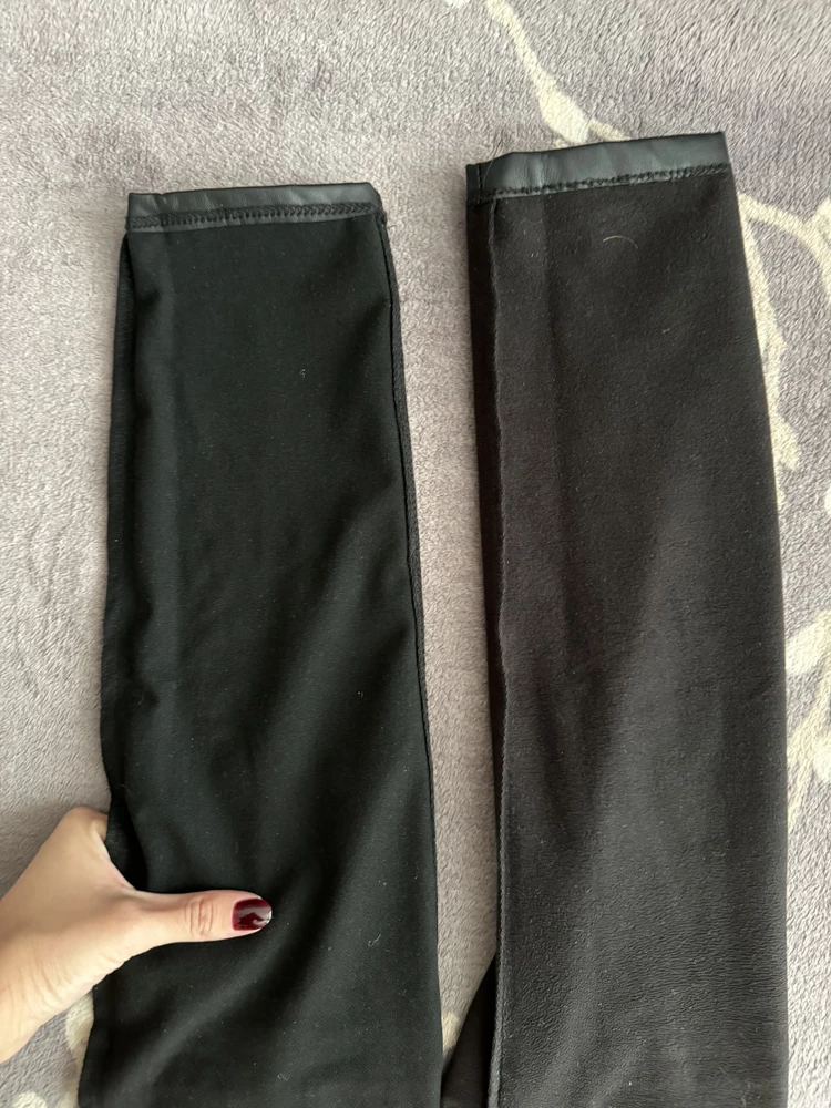 В 2023 году покупала такие леггинсы, выбрала повторить товар и пришло разочарование. По сравнению с прошлыми мягкими за счет утеплителя (тот что справа) тут утеплитель другой, он тоньше и поэтому леггинсы шуршат. Но взяла за 570 где-то, дороже бы не взяла, т.к. есть с чем сравнить. Всегда обидно когда со временем меняется качество товара.