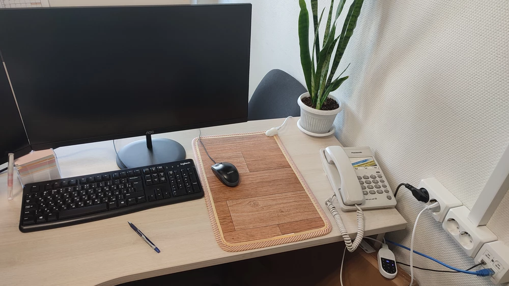 Это моë спасение! В осенне-зимний период я очень мëрзну в офисе. Искала варианты...  и нашла )) там где не ожидала найти)) 
Использую как коврик для мыши с подогревом. Ставлю на 2 или 3 и прекрасно тепло! Спасибо! Заказала ещё и мужу - ему уже для ног))