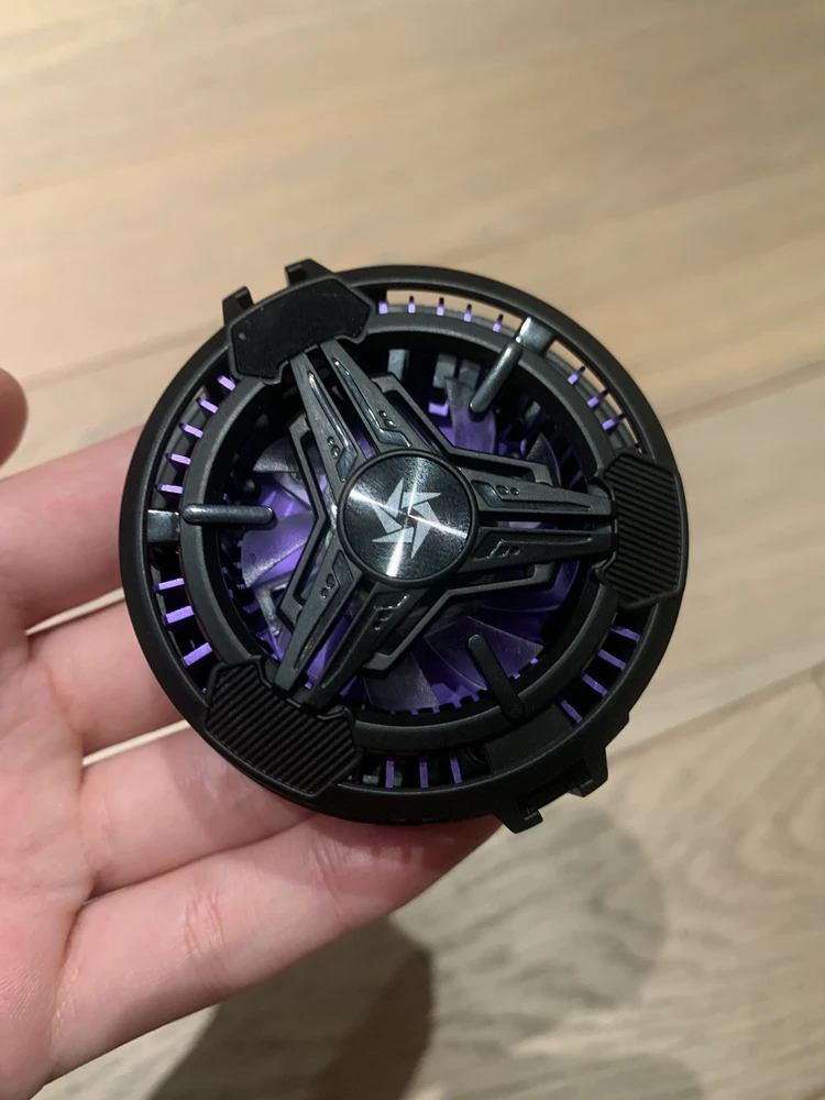 Кулер работает исправно, задняя повернхность просто ледяная, не дает перегреться телефону. Подсветка также очень приятная. Рекомендую 🔥