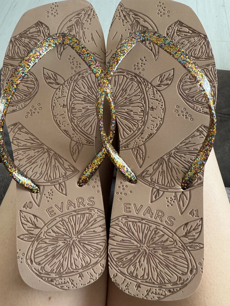 Купила заранее для отпуска, сейчас начала собирать чемодан, и достала эти тапки, а они разные, это ужасные отношения товарищи, мало того что я осталась без обуви для пляжа, как вы собираете товар?! прошу оформить возврат.