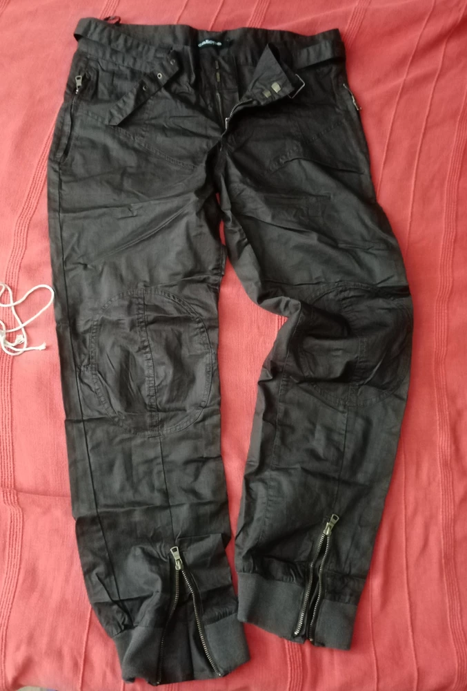 Штанишки подошли. Ткань тонкая. По ощущениям-чистый хлопок, но, как ни странно, после стирки без утюга выглядит вполне гладко. Взяла размер М. Мои параметры: талия 75 (ни на что не влияет из-за низкой посадки брюк) , бедра 90. Бедра в смысле ноги, у меня не худенькие. Сели штанишки вполне комфортно, могу свободно присесть, ничего не оголяя сзади. По длине впритык на рост 168. Металлический замок молнии на штанинах внизу неприятно бьется на ходу по ногам. Кармашков сзади нет - только клапана на кнопках. Смешной тряпочный ремешок весь день отчаянно защищал нормы приличия, сильно скукожился, но после стирки обратно расправился.
Брала за 500р. Вряд-ли взяла бы дороже.