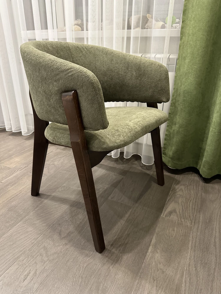 От стула в востерге , пришел в сборе , все отлино, удобный , приятный тактильно