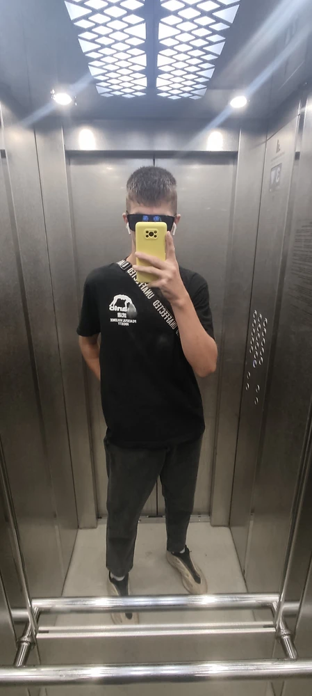 Джинсы хорошие, всё прошито отлично, нитки не торчат, советую к покупке.