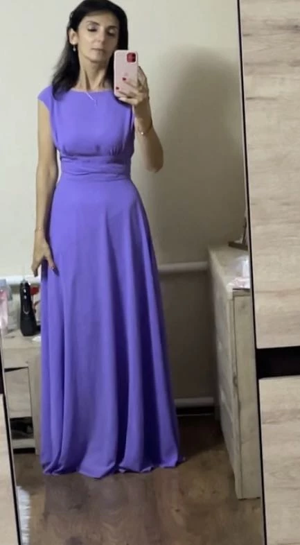 Прекрасное платье! Брала на свальбу сына! Пошив аккупатный, ткань очень приятная, цвет нежный! На свой 42 размер идеально подошел 42. Только длину пришлось уменьшить.