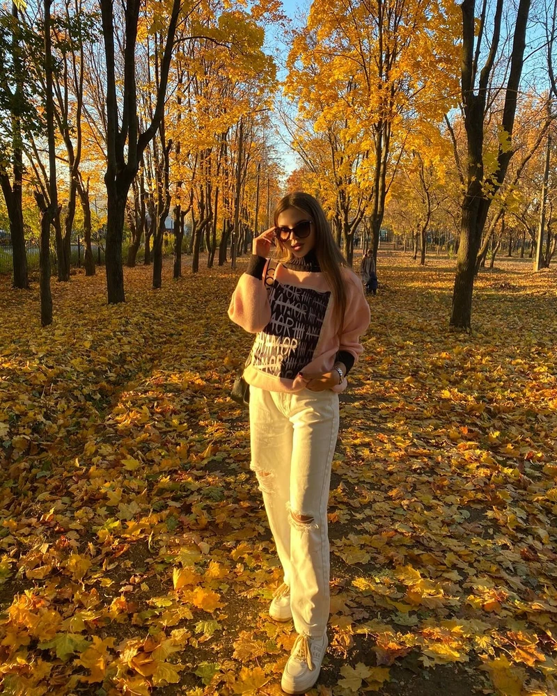 Очень классные джинсы. Заказывала 28 и 29 размеры, взяла 28, немного великоваты, надо было 27 брать. Но смотрятся как moms, поэтому мне кайфово