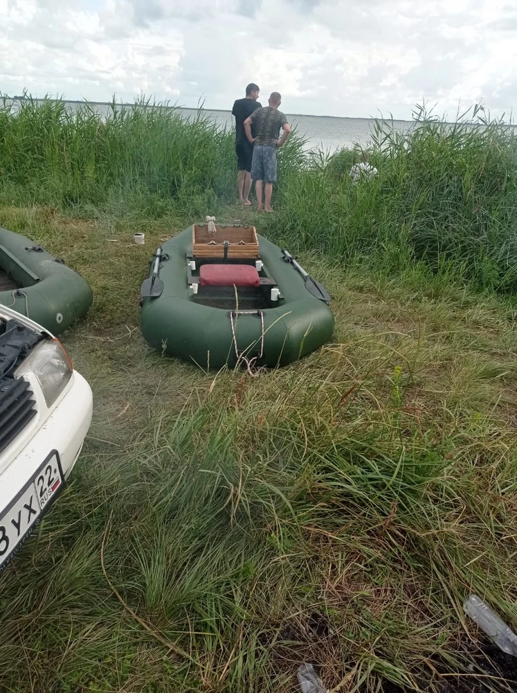 Не советую пользоваться!!! Только если на один сезон.
Дно очень тонкое однослойное , малейшее неправильно натяг и может деформироваться или порвётся
Установлен был на помосте под низ ложился 
Но это не помогло.
Только хорошо под ним трава не росла🤣