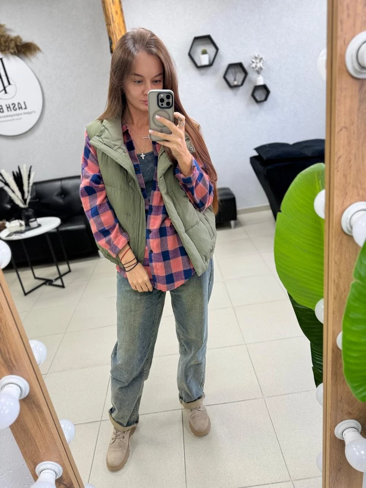 отличная,xs на мне.я ношу s, за счет того что она оверсайз смотрится супер