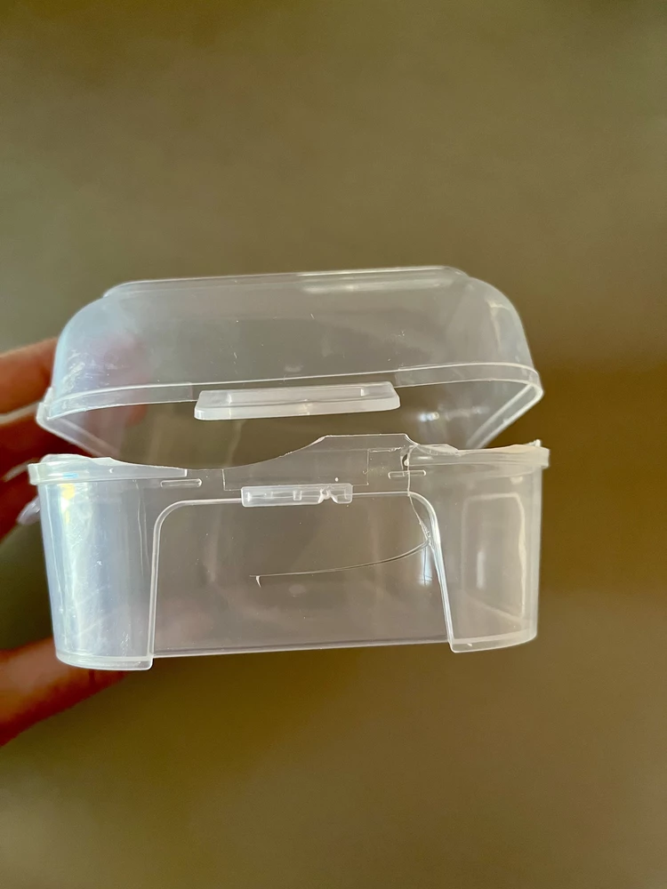 Весь разбитый, а брала именно из-за контейнера, чтоб в нем хранить