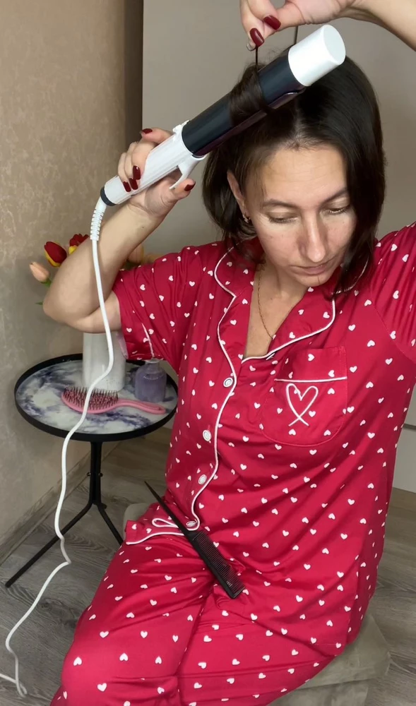 В комплекте идут заколки и расческа у плойки есть несколько режимов температуры,  получаются крупные локоны