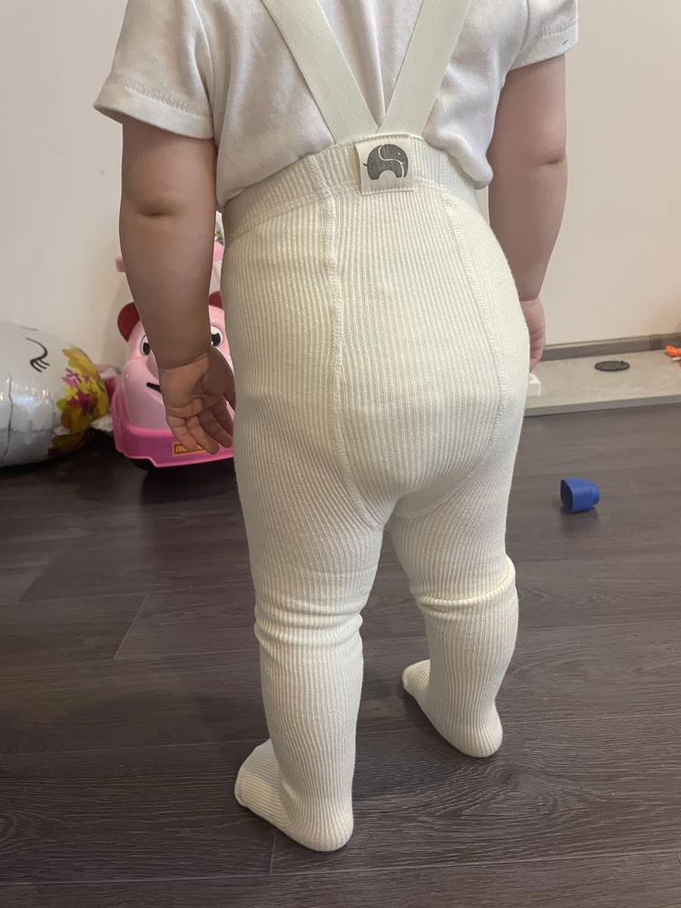 На рост 77 и вес 11,5 взяла L, на пару месяцев хватит точно, очень удобно с лямками под теплый комбез сейчас.