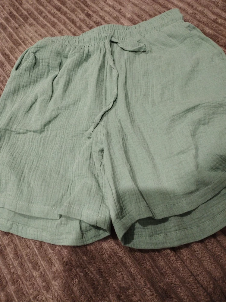 Данный костюм с шортами по цвету не очень яркий, но понравилась ткань и по размеру всё подошло, спасибо продавцу.