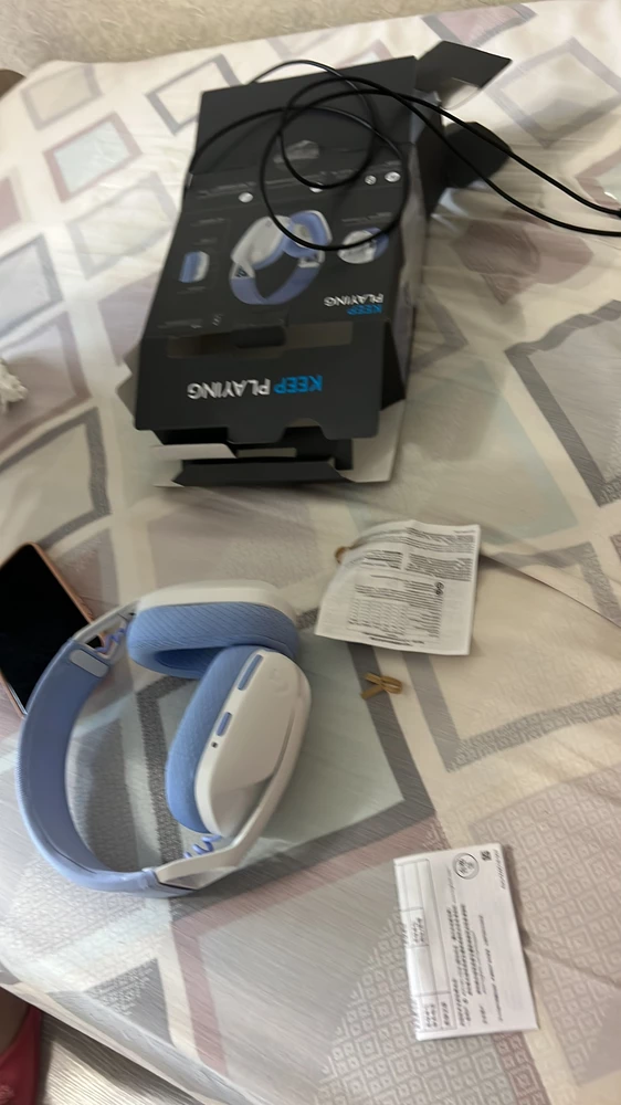 Сами наушники безусловно легкие, работают. НО, ткань отошла от одного уха + мне забыли положить в комплект ресивер… пи₽&@ц просто, за что я заплатил 5к?