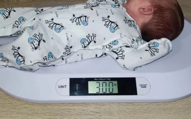 нашего малыша взвесили, все как в роддоме, все работает. коробка была целой можно брать в подарок