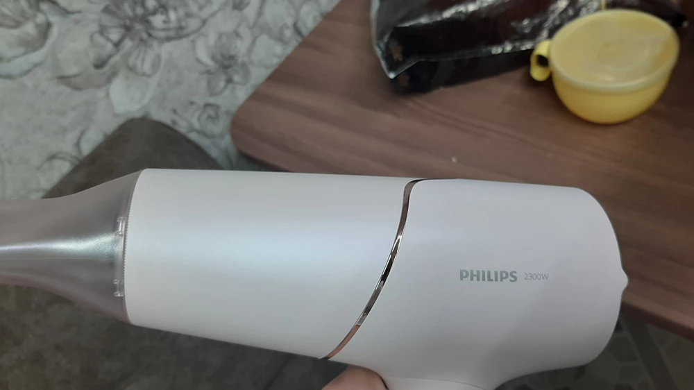 Пришёл фен совершенно другой фирмы-Philips ,и не 3 скорости,а 2! вроде как заявлена ионизация-не знаю как этот параметр проверить.Т.к другой фирмы фен то и внешний вид и цвет другой, хотелось белый-пришел розовый.Шнур 1.7м,в общем все совершенно другое.Задержка доставки  пришлось выкупить,т.к очень нужен фен был в этот день