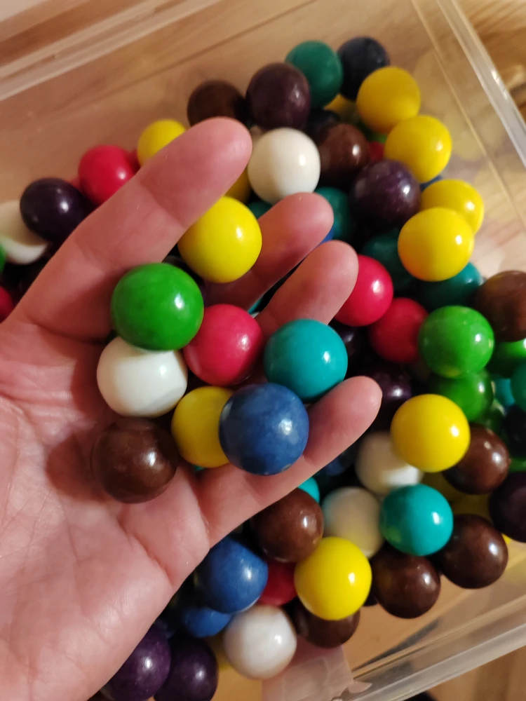 Жвачки вкусные, сама резинка приличная, не жесткая. В пути не побились.